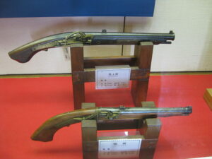 800px-Antique_samurai_tanegashima_(matchlock)_pistols