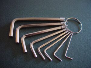 800px-Set_of_eight_hex_allen_keys_on_ring_on_table